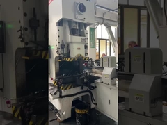 Laboratorio di produzione di ottoni Tubomart: macchine automatizzate per la linea di produzione.